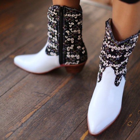 MOMO New York | TRIBAL EMBROIDERED POINTED ANKLE BOOTS NALIA Size: 8 - Picture 4 of 13